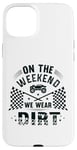 Coque pour iPhone 15 Plus Dirt Track Racing le week-end, nous portons un pilote de voiture Dirt Race