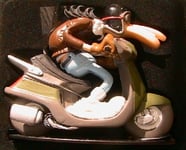 FIGURINE JOE BAR TEAM PIERRE LEGHNOME SCOOTER PEUGEOT 1/18 EN RESINE BD