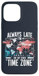 Coque pour iPhone 13 Pro Max Always Late I'm My Own Time Zone Jeu de mots drôle Sarcasme Carte du monde