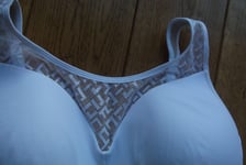 BNWT SIZE  32E LIGHTLY PADDED  BRA WITH MODESTY INSERT  BY MARKS & SPENCER