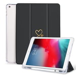 Vozehui Cas pour iPad 9ème/8ème/7ème de Génération avec Porte Crayon, Mignon Motif de Coeur d’Or et Matériel Doux Trifold Stand Case Auto Sleep Wake Cover pour iPad Case 10.2 Pouces 2021/2020/2019