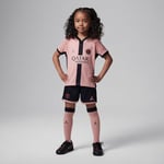 Nike Paris Saint-German 2024/25 Stadium Third Jordan FQ2270-686 Maillot de Football 3 pièces (Enfants Plus Jeunes) Rose/Noir/Noir Taille L