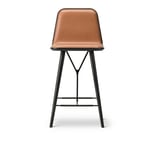 Fredericia Furniture - Spine Wood Base Barstool, Svartlackerad, Svart metall, Lädergrupp 1, 75 Cognac - Barstolar - Space Copenhagen - Brun,Svart - Läder/Trä