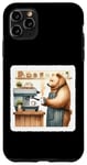 Coque pour iPhone 11 Pro Max Bear As Barista In Cozy Shop. Machine à expresso pour café latte