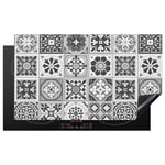 KitchenYeah© Protection Plaque Cuisson Deco Cuisine Cache Induction 89x51 cm Protège Pour Cuisiniere Protection Mosaïque - Noir - Blanc - Motif - Carrelage