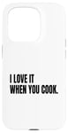 Coque pour iPhone 15 Pro Déguisement humoristique blanc avec inscription « I Love It When You Cook »