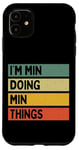 Coque pour iPhone 11 Citation personnalisée humoristique I'm Min Doing Min Things