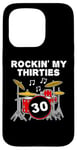 Coque pour iPhone 15 Pro Batteur 30e anniversaire, Rockin' My Thirties, musicien