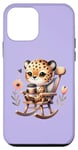 Coque pour iPhone 12 mini Mignon guépard buvant du café dans une chaise à bascule sur violet