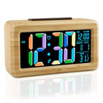 Ayybboo Réveil Numérique en Bois,Horloge Digitale avec Chiffres en Couleur et Grand Écran LCD,Capteur de Luminosité et Fonction Snooze,Alimentation par Batterie ou Câble (Câble de 1,5M Inclus)