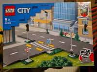 LEGO 60304 City Town Road Plates Traffic Lights Glow In Dark 112 Pieces New