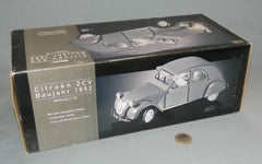 Maisto 1/18 pour Tchibo : Citroën 2cv de 1952 (Gris foncé & Sièges standard)