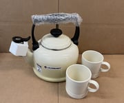 Le Creuset Traditional Stove-Top Kettle with Whistle & 2 Mugs -Dune/Almond
