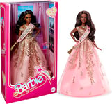 Barbie Le Film Poupée Présidente Articulée avec Robe Brillante Rose Et Dorée Et Écharpe De Fonction, À Collectionner, Jouet Enfant, HPK05