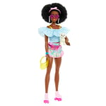 Barbie Day & Play Rollers Tendance, Poupee Mannequin avec des Rollers, Une Tenue Tendance, des Accessoires Et Un Chiot, Coupe Afro Naturelle Jouet Enfant, Dès 3 Ans, HPL77