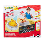 Bandai - Pokémon - Pack Arène + 4 Spinners Inclus - Arène Pokémon + 2 Lanceurs Pokéball + 4 Toupies Pikachu, Evoli, Caparpuce et Salamèche - Combat de Toupies Pokémon - Jouet Enfant 4 Ans et + JW4411