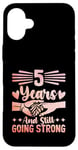 Coque pour iPhone 16 Plus 5 Years And Still Going Strong Wedding Anniv Couple marié