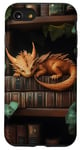 Coque pour iPhone SE (2020) / 7 / 8 Petit dragon endormi sur une bibliothèque