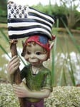 97101  FIGURINE  TROLLS ET DRAPEAU BRETON BRETAGNE  PIXIE ELFE PIXIES DERNIER