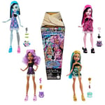 Monster High Secrets Enfouis Coffret poupée et Accessoires, thème Soirée Pyjama terrifiante, 1 poupée mystère et 5 Surprises (Les Personnages Peuvent Varier), HYV64