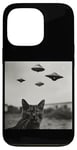 Coque pour iPhone 13 Pro Cat Selfie with UFO Weird 50s Photo ---