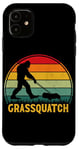 Coque pour iPhone 11 Grassquatch Sasquatch Bigfoot Tondeuse à gazon vintage rétro