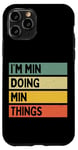 Coque pour iPhone 11 Pro Citation personnalisée humoristique I'm Min Doing Min Things