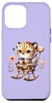 Coque pour iPhone 15 Plus Mignon guépard buvant du café dans une chaise à bascule sur violet