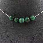 Collier 5 perles Mica vert de Tanzanie qualité 5A 8 mm. Chaine en Collier femme