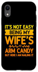 Coque pour iPhone XR Ce n'est pas facile d'être le bonbon pour les bras de ma femme - Funny Husband
