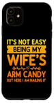 Coque pour iPhone 11 Ce n'est pas facile d'être le bonbon pour les bras de ma femme - Funny Husband