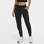 The Nike Sportswear Trousers are made in a fleece style and fall at your ankles. You can have performance look love it too. Women's 7/8 Fleece - Black