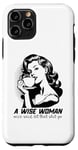 Coque pour iPhone 11 Pro Café humoristique rétro sage femme avec citation inspirante esthétique