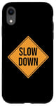 Coque pour iPhone XR Panneau de signalisation ralenti avec inscription « Slow Down Moving » au dos