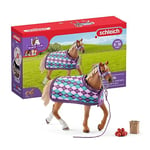 schleich 42360 Horse Club Set de Jouets schleich 5 Pièces avec Figurine Cheval Pur-sang anglais avec couverture - Jouet Cheval Réealiste avec Couverture, Cravache, Pommes Etc. - Cadeau Enfants 5 Ans et +