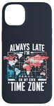 Coque pour iPhone 14 Plus Always Late I'm My Own Time Zone Jeu de mots drôle Sarcasme Carte du monde