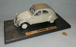 Maisto 1/18 : Citroën 2cv de 1952 (Gris clair & Sièges tissu carreaux écossais)