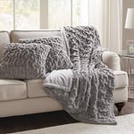 Comfort Spaces Ensemble de Couverture en Fausse Fourrure froncée Douce et pelucheuse avec 2 Housses de Coussin carrées Assorties pour canapé, Chaise, canapé, Salon, Bureau à Domicile, Gris, 127 x