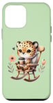 Coque pour iPhone 12 mini Mignon guépard buvant du café dans une chaise à bascule sur vert