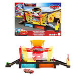 Mattel Disney · Pixar Station de Lavage Cars Color Changers Coffret de 51 cm de Long avec véhicule Flash McQueen doté d’Une Fonction de Changement de Couleur, se connecte à d’Autres Coffrets, JBM70