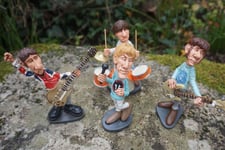 841.0005  4 FIGURINES MUSICIEN  GROUPE ROCK  THE WHO   POP STAR WARREN STRATFORD