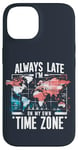 Coque pour iPhone 14 Always Late I'm My Own Time Zone Jeu de mots drôle Sarcasme Carte du monde