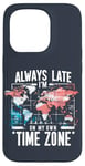 Coque pour iPhone 15 Pro Always Late I'm My Own Time Zone Jeu de mots drôle Sarcasme Carte du monde