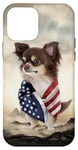 Coque pour iPhone 12 mini Chihuahua enveloppé dans un drapeau américain debout parmi les montagnes