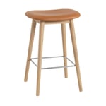 Muuto - Fiber Bar Stool Wood Base 65 cm Refine Leather Cognac/Oak - Barstolar - Iskos-Berlin - Brun - Trä/Syntetiskt