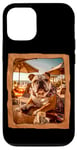 Coque pour iPhone 12/12 Pro Bulldog à la table de plage avec boisson