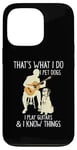 Coque pour iPhone 13 Pro That What I Do I Pet Dogs I Play Guitars & I Know Things