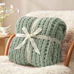 Amélie Home Jeté en Tricot épais et Doux Fait à la Main en Fil Chenille tricoté au Crochet, Couverture Chaude pour canapé, lit, Sofa, Vert Sauge, 127 x 152,4 cm.