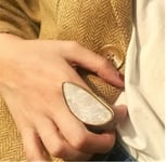 Oversized ring – Gullbelagt med hvit sten