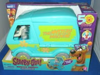 SCOOBY-DOO THE MYSTERY MACHINE 50 YEARS VEHICLE PLAYSET & FRED JONES, NEW 2019